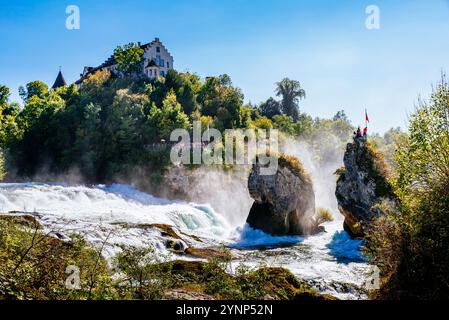 Chutes du Rhin, Rheinfallfelsen et château de Laufen. Rhin Falls est une cascade située en Suisse et la cascade la plus puissante d'Europe. Les chutes Banque D'Images