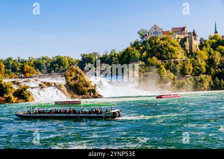 Bateau d'excursion à côté des chutes du Rhin. Rhin Falls est une cascade située en Suisse et la cascade la plus puissante d'Europe. Les chutes sont situées sur th Banque D'Images