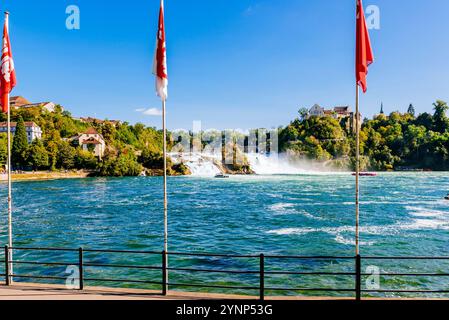 Chutes du Rhin, Rheinfallfelsen et château de Laufen. Rhin Falls est une cascade située en Suisse et la cascade la plus puissante d'Europe. Les chutes Banque D'Images