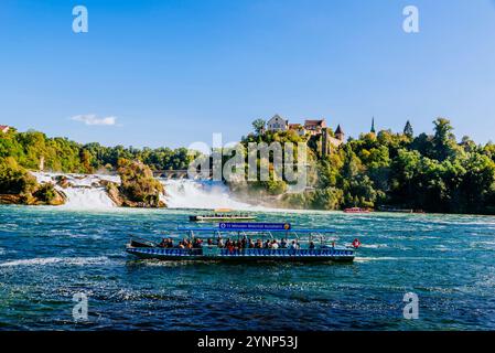 Bateau d'excursion à côté des chutes du Rhin. Rhin Falls est une cascade située en Suisse et la cascade la plus puissante d'Europe. Les chutes sont situées sur th Banque D'Images