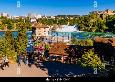 Installations touristiques. Chutes du Rhin, Rheinfallfelsen et château de Laufen. Rhin Falls est une cascade située en Suisse et la cascade la plus puissante Banque D'Images