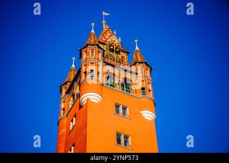 Détail de la tour. L'Hôtel de ville de Bâle est un bâtiment vieux de 500 ans dominant la Marktplatz à Bâle, Canton Basel-Stadt, Suisse, Europe. Banque D'Images