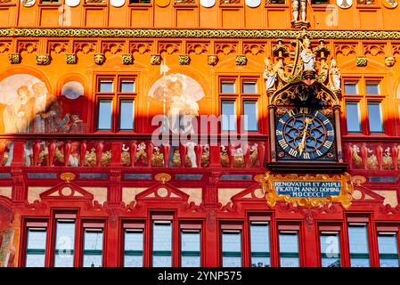 Détail de la façade principale. L'Hôtel de ville de Bâle est un bâtiment vieux de 500 ans dominant la Marktplatz à Bâle, Canton Basel-Stadt, Suisse, Europe. Banque D'Images