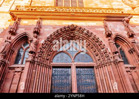Porche principal. Basel Minster est un bâtiment religieux de la ville suisse de Bâle, à l'origine une cathédrale catholique et aujourd'hui une église protestante réformée. Banque D'Images