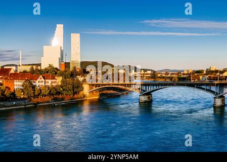 Le pont Wettsteinbrucke sur le Rhin et la tour Roche brille dans la lumière du soir. Bâle, Canton Bâle-ville, Suisse, Europe. Banque D'Images