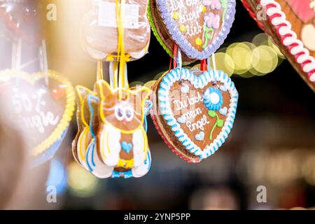 Erfurt, Allemagne. 26 novembre 2024. Des cœurs en pain d'épices pendent d'un étal au marché de Noël d'Erfurt. Crédit : Jacob Schröter/dpa/Alamy Live News Banque D'Images