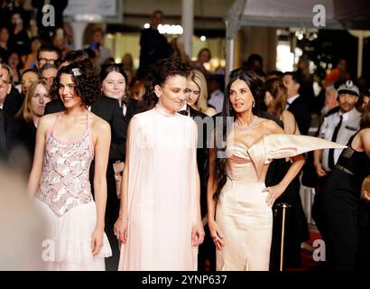 Margaret Qualley, Coralie Fargeat et demi Moore sur le tapis rouge du 77ème Festival de Cannes 2024 pour la première de la substance. Banque D'Images