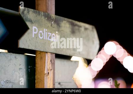 Erfurt, Allemagne. 26 novembre 2024. Un panneau indiquant le poste de police du marché de Noël d'Erfurt. Crédit : Jacob Schröter/dpa/Alamy Live News Banque D'Images