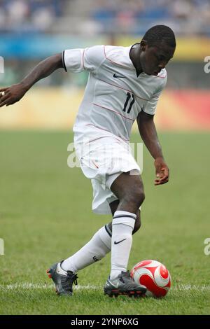 TIANJIN, CHINE - 7 AOÛT : Freddy Adu des États-Unis dribble la balle lors d'un match du groupe B contre le Japon lors du tournoi de football des Jeux Olympiques de Beijing le 7 août 2008 à Tianjin, en Chine. Usage éditorial exclusif. (Photographie de Jonathan Paul Larsen / Diadem images) Banque D'Images