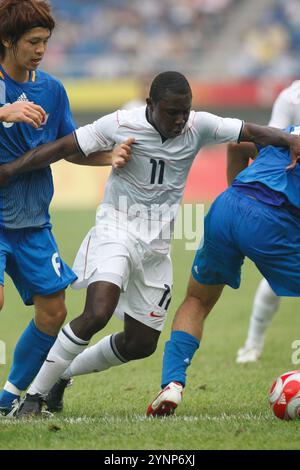 TIANJIN, CHINE - 7 AOÛT : Freddy Adu, des États-Unis (11), combat pour le ballon contre le Japon lors d'un match du groupe B au tournoi de football des Jeux Olympiques de Beijing le 7 août 2008 à Tianjin, en Chine. Usage éditorial exclusif. (Photographie de Jonathan Paul Larsen / Diadem images) Banque D'Images