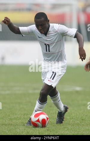 TIANJIN, CHINE - 7 AOÛT : Freddy Adu des États-Unis dribble la balle lors d'un match du groupe B contre le Japon lors du tournoi de football des Jeux Olympiques de Beijing le 7 août 2008 à Tianjin, Chine. Usage éditorial exclusif. (Photographie de Jonathan Paul Larsen / Diadem images) Banque D'Images