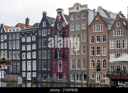 Amsterdam, pays-Bas - 21 avril 2023 : maisons à pignons typiques dans le quartier Damrak à Amsterdam, pays-Bas Banque D'Images