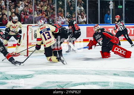 Allemagne. 26 novembre 2024. Eishockey Penny-DEL 20.Spieltag Koelner haie - Nuernberg Ice Tigers am 26.11.2024 in der Lanxess Arena in Koeln Ryan Stoa ( Nuernberg ), links - erzielt den Ausgleichstreffer zum 1:1 Gemaess den Vorgaben der DEL Deutsche Eishockey Liga ist die Publikation und Weiterverwertung der Aufnahmen in elektronischen Medien und Endgeraeten Art wendaeten des Spikallsahel. Foto : Revierfoto crédit : ddp Media GmbH/Alamy Live News Banque D'Images