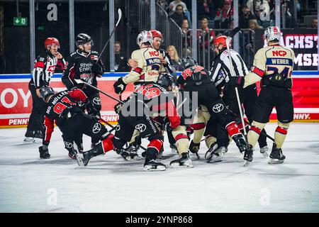 Allemagne. 26 novembre 2024. Eishockey Penny-DEL 20.Spieltag Koelner haie - Nuernberg Ice Tigers am 26.11.2024 in der Lanxess Arena in Koeln Zum Ende des ersten Drittels wurde die Partie etwas ruppiger Gemaess den Vorgaben der DEL Deutsche Eishockey Liga ist die Publikation und Weiterverwertung der Aufnahmen in elektronischen Medien und Endgeraeten aller Art waehelleshelleshnahen. Foto : Revierfoto crédit : ddp Media GmbH/Alamy Live News Banque D'Images