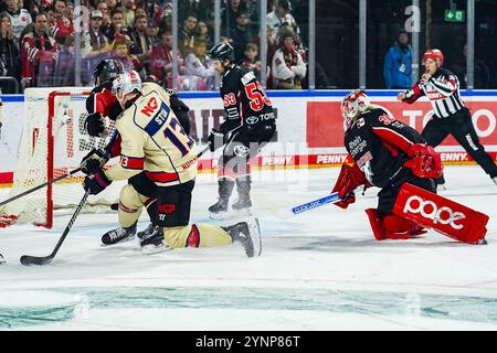 Allemagne. 26 novembre 2024. Eishockey Penny-DEL 20.Spieltag Koelner haie - Nuernberg Ice Tigers am 26.11.2024 in der Lanxess Arena in Koeln Ryan Stoa ( Nuernberg ), links - erzielt den Ausgleichstreffer zum 1:1 Gemaess den Vorgaben der DEL Deutsche Eishockey Liga ist die Publikation und Weiterverwertung der Aufnahmen in elektronischen Medien und Endgeraeten Art wendaeten des Spikallsahel. Foto : Revierfoto crédit : ddp Media GmbH/Alamy Live News Banque D'Images