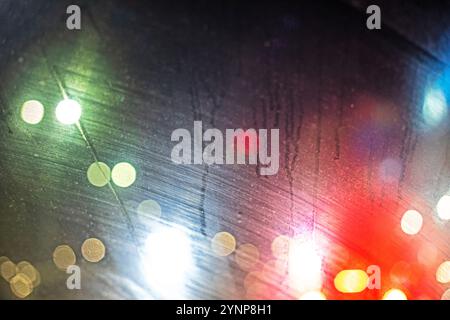 fond abstrait de pare-brise de voiture embué dans les lumières du soir Banque D'Images