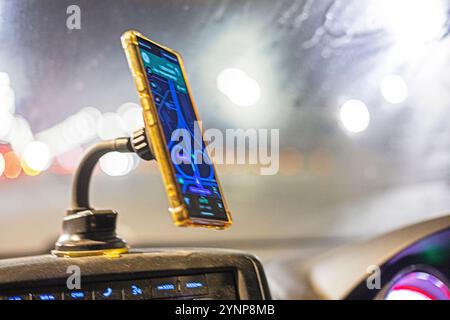 fond abstrait de pare-brise de voiture embué avec navigateur dans les lumières du soir pendant la conduite. Mauvaise visibilité sur la route Banque D'Images