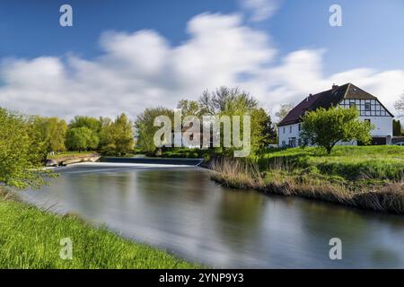 Une vue d'un déversoir sur la rivière Unstrut a en Allemagne Banque D'Images