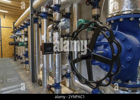 Canalisations, éléments de contrôle du réservoir de stockage de chaleur d'une usine de biogaz, 5000 mètres cubes d'eau chaude pour l'énergie tampon, pour l'alimentation en chauffage local Banque D'Images