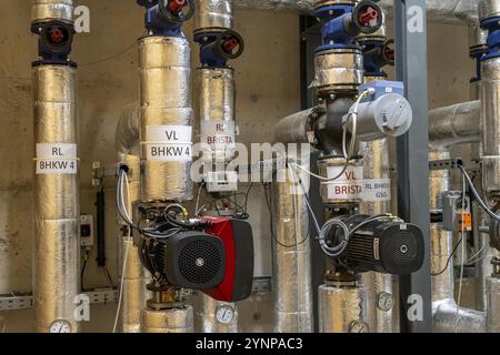 Canalisations, éléments de contrôle du réservoir de stockage de chaleur d'une usine de biogaz, 5000 mètres cubes d'eau chaude pour l'énergie tampon, pour l'alimentation en chauffage local Banque D'Images