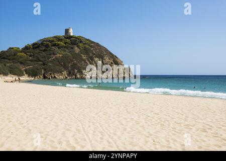 Plage de sable et mer bleue, Spiaggia di Su Portu, Torre di Chia, Chia, côte sud, Sardaigne, Italie, Europe Banque D'Images