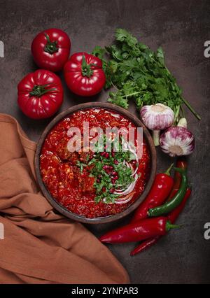 Chashushuli, un plat traditionnel géorgien, épicé, ragoût de viande avec des tomates et des épices, fait maison, pas de gens Banque D'Images