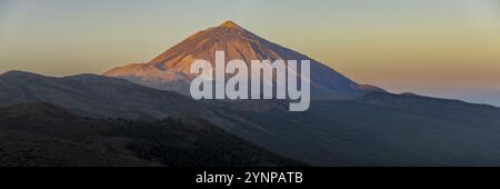 Panorama de l'est sur le Parc National du Teide, Parque Nacional del Teide, jusqu'au Pico del Teide, 3715m, au lever du soleil, Tenerife, Îles Canaries, Espagne, EUR Banque D'Images