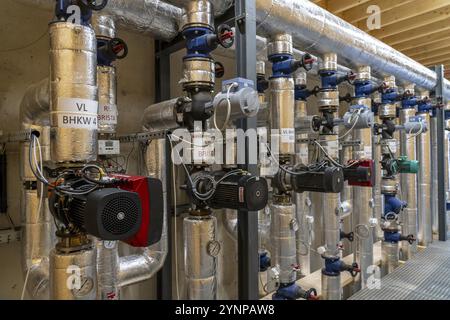 Canalisations, éléments de contrôle du réservoir de stockage de chaleur d'une usine de biogaz, 5000 mètres cubes d'eau chaude pour l'énergie tampon, pour l'alimentation en chauffage local Banque D'Images