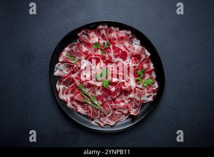 Jambon séché tranché, prosciutto, plat italien, délicatesse, jambon de parme, vue de dessus, pas de gens Banque D'Images