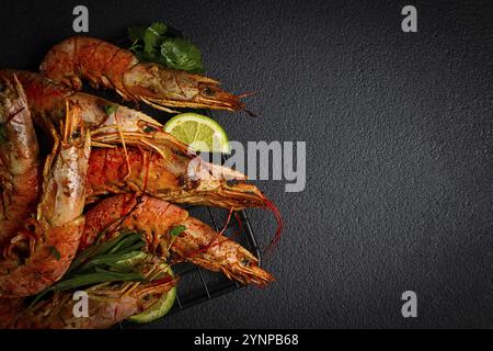 Langoustines, australiennes, fraîchement congelées sur glace, vue de dessus, citron vert et vert Banque D'Images