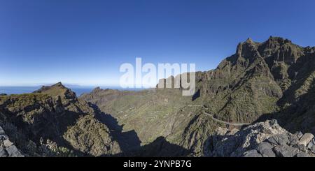 Le village de montagne de Masca entouré de formations rocheuses volcaniques et la gorge de Masca, Barranco de Masca, montagnes Teno, Tenerife, îles Canaries Banque D'Images