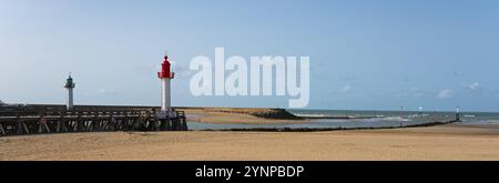 Vaste plage avec un phare vert et rouge, ciel bleu et mer calme, phare vert à Deauville et phare rouge à Trouville-sur-mer, Trouv Banque D'Images