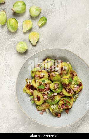 Choux de bruxelles rôtis, avec bacon, nourriture végétarienne, maison, pas de gens Banque D'Images