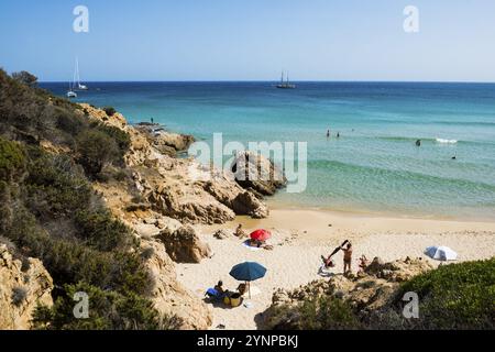 Plage de sable et mer bleue, Cala del Morto, Torre di Chia, Chia, côte sud, Sardaigne, Italie, Europe Banque D'Images