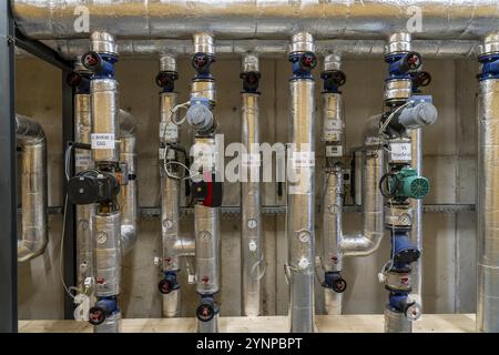 Canalisations, éléments de contrôle du réservoir de stockage de chaleur d'une usine de biogaz, 5000 mètres cubes d'eau chaude pour l'énergie tampon, pour l'alimentation en chauffage local Banque D'Images