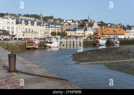 Ville portuaire avec bateaux de pêche et bâtiments historiques par une journée ensoleillée, Trouville-sur-mer, Trouville, rivière Touques, CRur Cote fleurie, Honfleur-Deau Banque D'Images