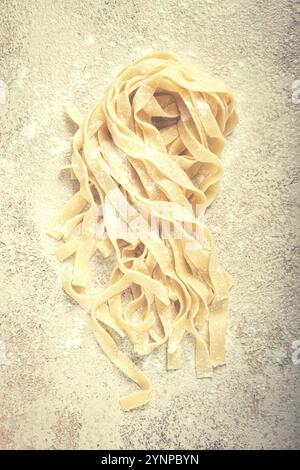 Pâtes tagliatelli crues, maison, vue de dessus, pas de gens, rustique, concept alimentaire Banque D'Images