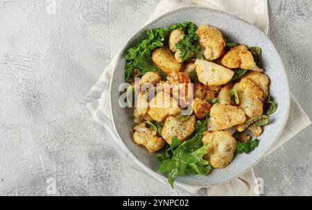 Salade de chou-fleur frite, avec des épices et des herbes, fait maison, pas de gens Banque D'Images