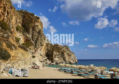 Une plage pittoresque avec une eau bleu turquoise et des rochers en arrière-plan sous un ciel bleu clair, Kyra Panagia, Kyra Panagia Beach, Côte est, Karpat Banque D'Images