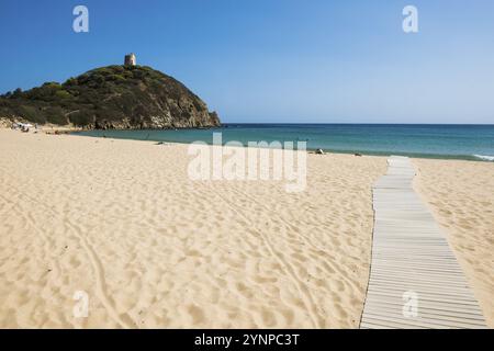 Plage de sable et mer bleue, Spiaggia di Su Portu, Torre di Chia, Chia, côte sud, Sardaigne, Italie, Europe Banque D'Images