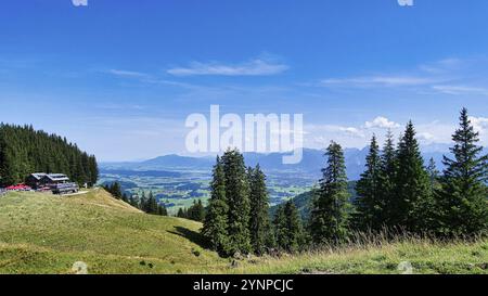 Vue depuis l'Alpspitze près de Nesselwang, y compris le centre sportif Boeck Banque D'Images