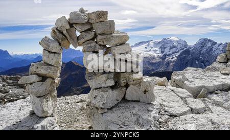 Arc en pierre dans les montagnes, également comme panneau indicateur Banque D'Images