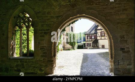 Vue à travers une arche dans le monastère de Bebenhausen à Schoenbuch Banque D'Images