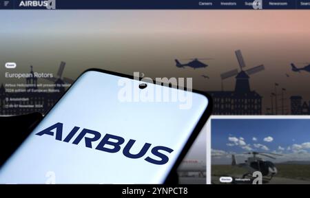 Le logo Airbus est affiché sur le smartphone. Airbus se est une société aérospatiale européenne. Banque D'Images