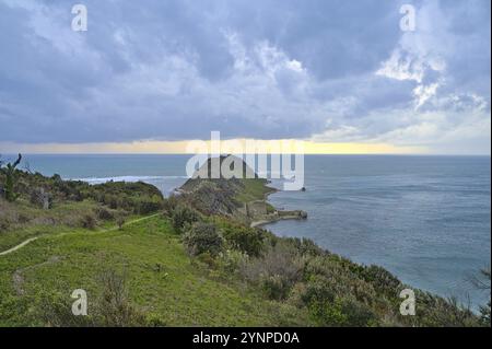 Kepi i Rodonit dans le nord-ouest de l'Albanie un jour nuageux avant un orage suivant Banque D'Images