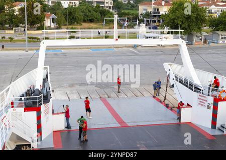 Limenas, Thassos, Grèce -12 juin 2024 : le pont inférieur d'un ferry pendant le débarquement Banque D'Images