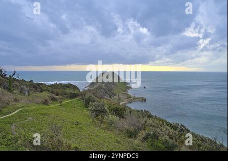 Kepi i Rodonit dans le nord-ouest de l'Albanie un jour nuageux avant un orage suivant Banque D'Images