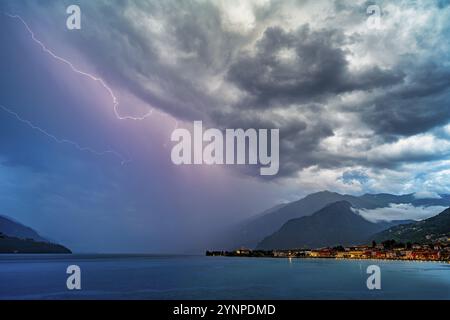 Un fort orage avec beaucoup d'éclairs au-dessus du lac de Côme Banque D'Images