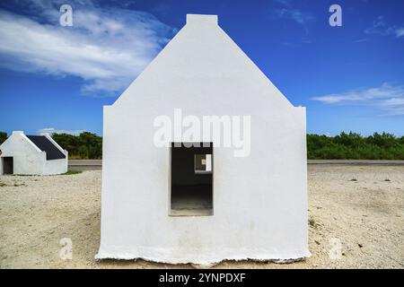 Vue sur les maisons d'esclaves de Bonaire dans les Caraïbes avec un ciel bleu et une mer turquoise Banque D'Images