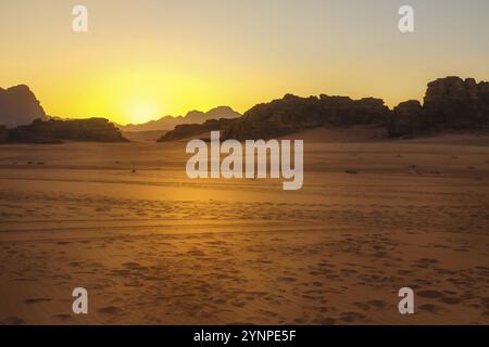 Wadi Rum, désert de Jordanie coucher de soleil. La Vallée de la Lune et site classé au patrimoine mondial de l'UNESCO Banque D'Images